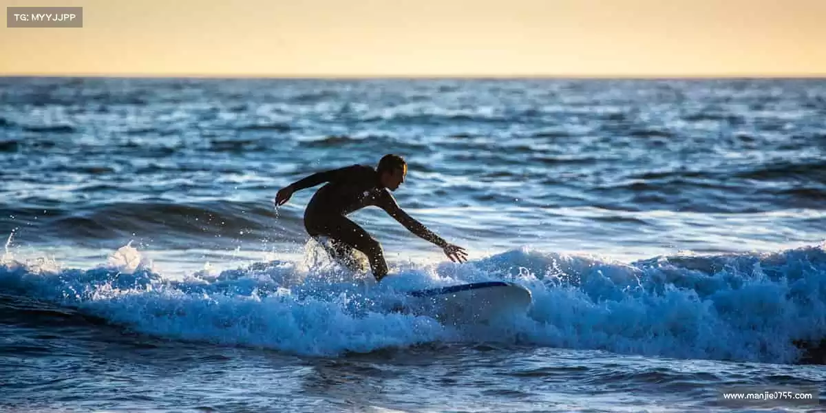 <strong>博鱼电竞app入口</strong>哑铃举起的不只是重量，更是对自己的承诺！🏋️♀️💫